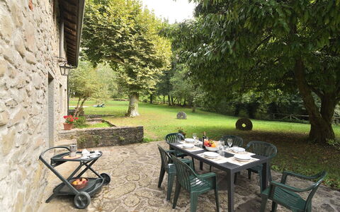 Villa Del Mulino: Fabriek, Tafel, Boom, Buitenmeubels, Buitentafel, Stoel, Schaduw, Gras, Bloempot, Hout