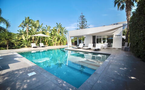 Terrasini Luxury Villa: Water, Lucht, Eigendom, Fabriek, Zwembad, Azure, Gebouw, Boom, Wolk, Huis