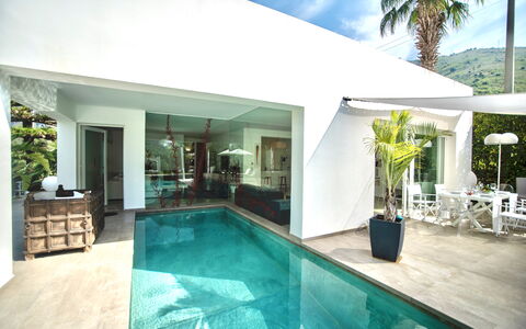 Terrasini Luxury Villa: Water, Meubilair, Eigendom, Fabriek, Zwembad, Lucht, Azure, Stoel, Venster, Bloempot