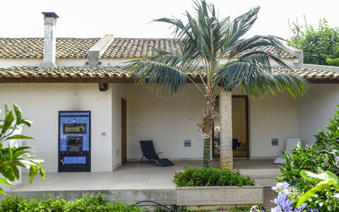 Villa Terrenove: Fabriek, Eigendom, Gebouw, Lucht, Azure, Plantkunde, Venster, Boom, Land Lot, Vegetation
