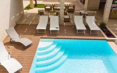 Villa Terrenove: Water, Eigendom, Gebouw, Zwembad, Buitenmeubels, Rechthoek, Hout, Vrije Tijd, Flooring, Fabriek