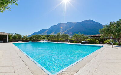 Villa Castellammare: Water, Lucht, Dag, Eigendom, Zwembad, Fabriek, Azure, Boom, Rechthoek, Zwemwater