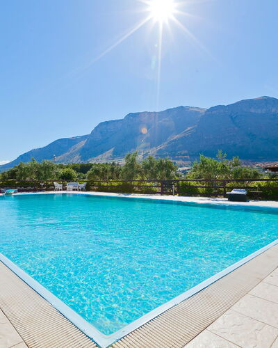 Villa Castellammare: Water, Lucht, Dag, Eigendom, Zwembad, Fabriek, Azure, Boom, Rechthoek, Zwemwater