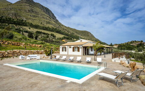 Villa Alcamo: Lucht, Water, Wolk, Gebouw, Fabriek, Zwembad, Azure, Zwemwater, Boom, Vrije Tijd