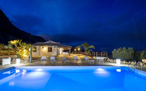 Villa Alcamo: Water, Fabriek, Lucht, Blauw, Gebouw, Zwembad, Azure, Boom, Vrije Tijd, Arecales
