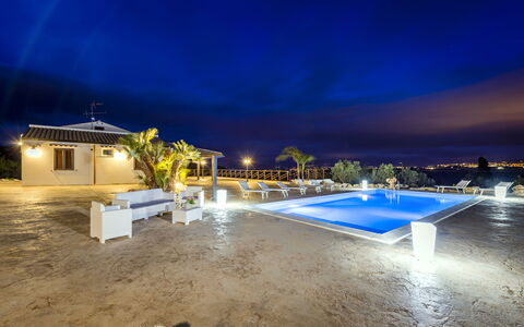Villa Alcamo: Water, Lucht, Blauw, Wolk, Azure, Zwembad, Gebouw, Landschap, Horizon, Arecales