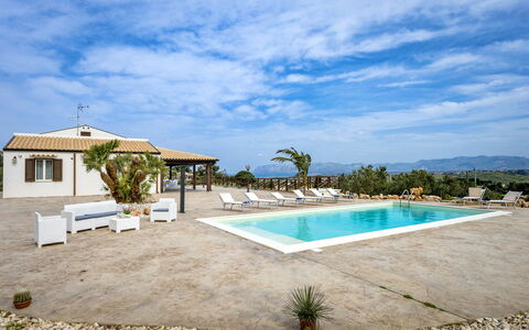 Villa Alcamo: Wolk, Water, Lucht, Fabriek, Zwembad, Gebouw, Azure, Boom, Schaduw, Arecales