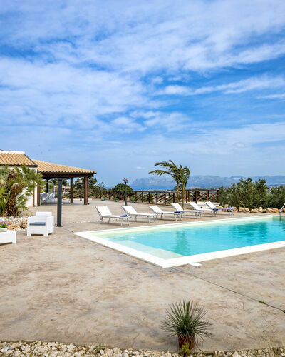 Villa Alcamo: Wolk, Water, Lucht, Fabriek, Zwembad, Gebouw, Azure, Boom, Schaduw, Arecales