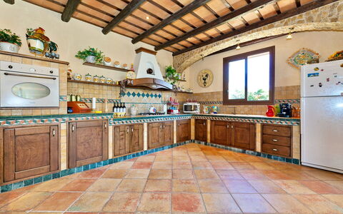 Villa Selinunte: Cabinetry, Countertop, Eigendom, Venster, Keuken, Hout, Interieur Ontwerp, Gebouw, Huis, Flooring