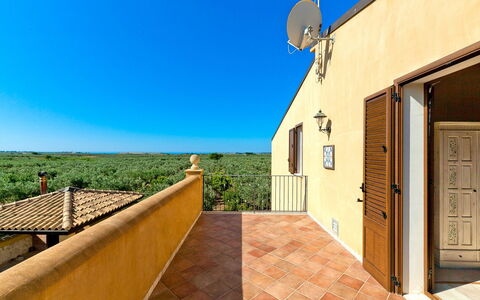 Villa Selinunte: Lucht, Azure, Gebouw, Hout, Zonlicht, Deur, Venster, Woongebied, Schaduw, Fabriek