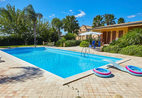 Villa Selinunte: Water, Lucht, Fabriek, Wolk, Gebouw, Zwembad, Azure, Venster, Boom, Schaduw