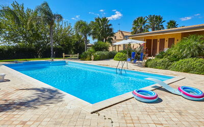 Villa Selinunte: Water, Lucht, Fabriek, Wolk, Gebouw, Zwembad, Azure, Venster, Boom, Schaduw