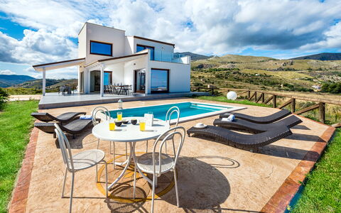 Villa Azzurra: Wolk, Lucht, Tafel, Meubilair, Gebouw, Azure, Buitenmeubels, Stoel, Interieur Ontwerp, Schaduw