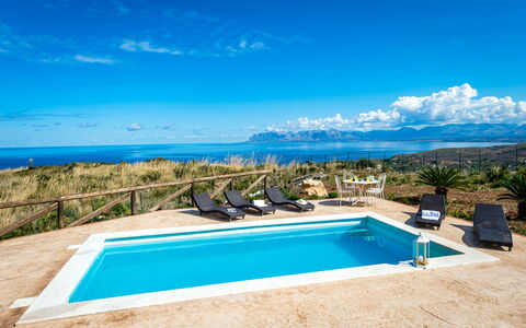Villa Azzurra: Water, Lucht, Eigendom, Wolk, Blauw, Fabriek, Azure, Zwembad, Schaduw, Hout