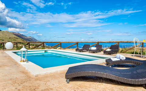 Villa Azzurra: Water, Wolk, Lucht, Watervoorraden, Eigendom, Zwembad, Azure, Buitenmeubels, Ligstoel, Schaduw