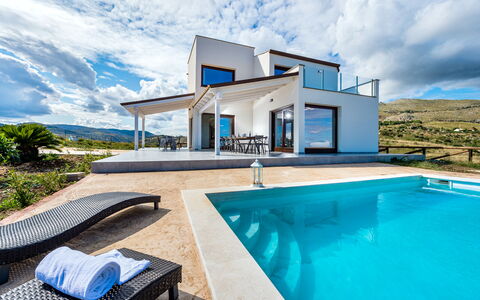 Villa Azzurra: Wolk, Lucht, Water, Eigendom, Azure, Blauw, Zwembad, Fabriek, Architectuur, Gebouw