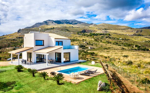 Villa Azzurra: Wolk, Fabriek, Lucht, Gebouw, Eigendom, Venster, Berg, Huis, Natuurlijk Landschap, Land Lot