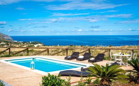 Villa Azzurra: Lucht, Water, Wolk, Eigendom, Fabriek, Meubilair, Blauw, Gebouw, Azure, Zwembad