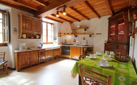 Casa Le Grotte: Cabinetry, Meubilair, Tafel, Venster, Countertop, Voedsel, Hout, Interieur Ontwerp, Toestel Van De Keuken, Keuken