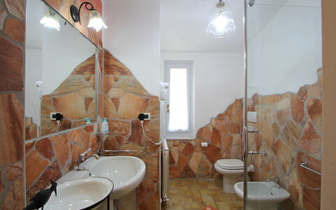 Casa Luigi: Spiegel, Kraan, Wastafel, Wastafel In De Badkamer, Loodgieterswerkinrichting, Badkamer, Hout, Interieur Ontwerp, Verlichting, Gebouw