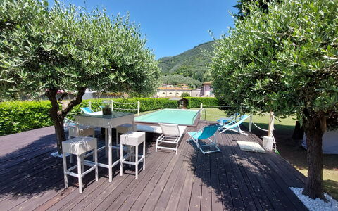 Villa L'antico Casale: Fabriek, Lucht, Tafel, Meubilair, Schaduw, Buitenmeubels, Boom, Hout, Buitentafel, Natuurlijk Landschap