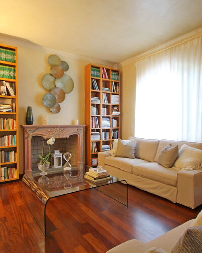 Villa Di Magra: Meubilair, Eigendom, Bankstel, Plank, Hout, Interieur Ontwerp, Boekenkast, Tafel, Verdieping, Stellingen