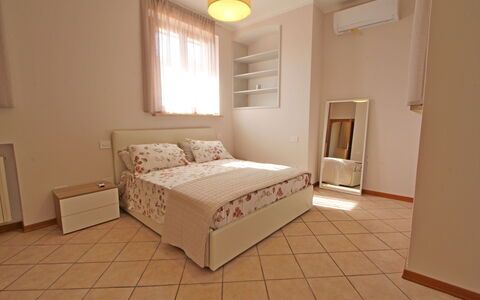 Appartamento Levante: Venster, Meubilair, Gebouw, Comfort, Bed Frame, Hoofdkussen, Hout, Interieur Ontwerp, Huis