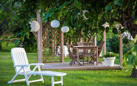 Villa Angelica: Fabriek, Meubilair, Tafel, Stoel, Groen, Buitentafel, Boom, Buitenmeubels, Schaduw, Gras