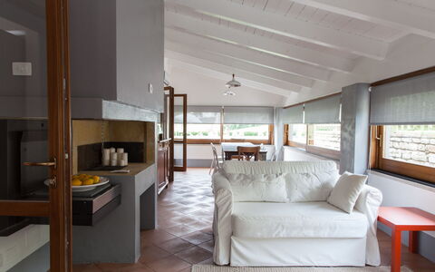 Villa Angelica: Meubilair, Eigendom, Gebouw, Comfort, Hout, Interieur Ontwerp, Bankstel, Cabinetry, Woonkamer, Flooring