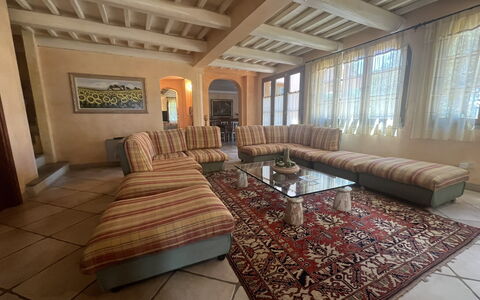 Maremma Retreat: Eigendom, Meubilair, Gebouw, Fotolijst, Venster, Hout, Woonkamer, Huis, Interieur Ontwerp, Hal