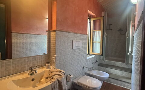 Maremma Retreat: Bruin, Kraan, Eigendom, Spiegel, Loodgieterswerkinrichting, Wastafel, Badkamer, Hout, Gebouw, Wastafel In De Badkamer