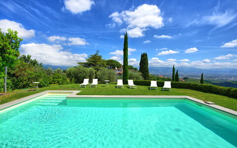 Villa Mami: Water, Wolk, Lucht, Groen, Blauw, Zwembad, Azure, Fabriek, Natuurlijk Landschap, Rechthoek