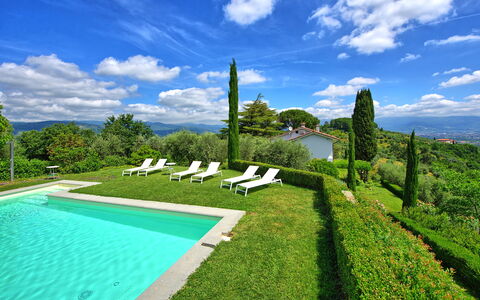 Villa Mami: Wolk, Lucht, Water, Fabriek, Dag, Groen, Blauw, Azure, Zwembad, Natuurlijk Landschap