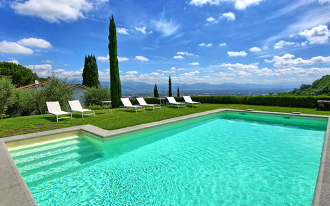 Villa Mami: Water, Wolk, Lucht, Dag, Eigendom, Groen, Natuur, Azure, Zwembad, Fabriek