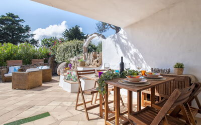 Porto Cervo 702: Tafel, Meubilair, Fabriek, Eigendom, Gebouw, Wolk, Buitenmeubels, Interieur Ontwerp, Schaduw, Stoel