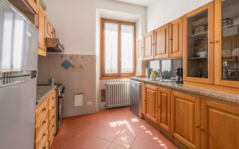 Cascine Apartment In Florence: Keuken, Countertop, Hout, Flooring, Toestel Van De Keuken, Cabinetry, Interieur Ontwerp, Major Appliance, Plafond, Verdieping