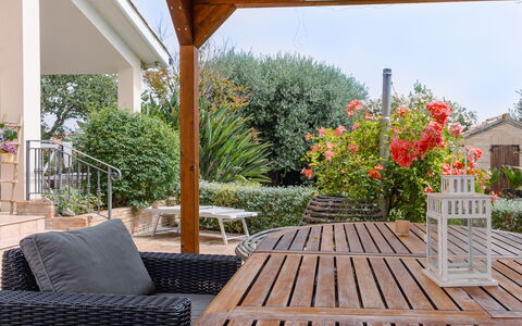 Cyca Holiday Home: Fabriek, Meubilair, Eigendom, Lucht, Bloem, Schaduw, Hout, Interieur Ontwerp, Buitenmeubels, Veranda