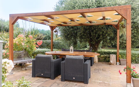 Cyca Holiday Home: Fabriek, Eigendom, Meubilair, Schaduw, Tafel, Buitentafel, Buitenmeubels, Bloempot, Lucht, Boom