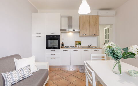 Cyca Holiday Home: Meubilair, Bloem, Cabinetry, Eigendom, Countertop, Fabriek, Interieur Ontwerp, Bankstel, Fornuis