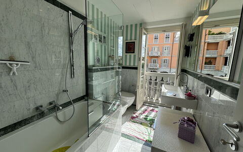 Galleria Degli Artisti: Eigendom, Venster, Loodgieterswerkinrichting, Interieur Ontwerp, Douche, Verdieping, Badkamer, Flooring, Douchestang