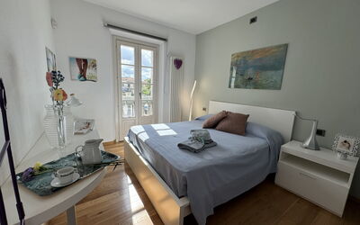 Galleria Degli Artisti: Meubilair, Eigendom, Tafel, Fotolijst, Comfort, Venster, Interieur Ontwerp, Hout, Bed Frame, Gebouw