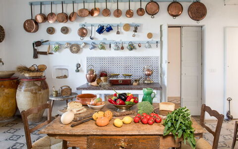 Masseria Tagliente: Voedsel, Eigendom, Tableware, Plank, Interieur Ontwerp, Tafel, Stellingen, Keuken, Natuurlijke Voedingsmiddelen, Gebouw