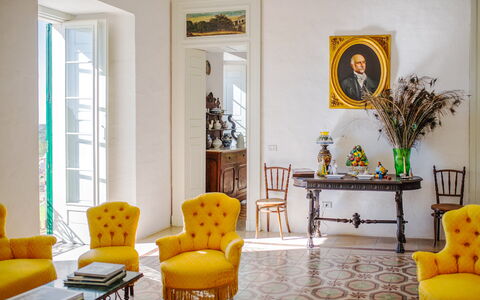 Masseria Tagliente: Meubilair, Eigendom, Tafel, Fotolijst, Fabriek, Gebouw, Geel, Oranje, Verlichting, Stoel