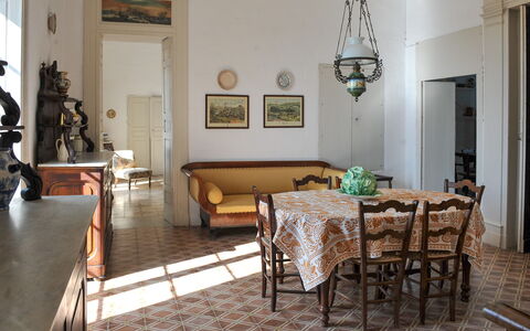 Masseria Tagliente: Tafel, Meubilair, Eigendom, Fotolijst, Stoel, Hout, Interieur Ontwerp, Verdieping, Flooring, Woonkamer