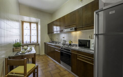 Casa Martina, Piazza Delle Erbe, San Gimignano: Keuken, Toestel Van De Keuken, Countertop, Major Appliance, Flooring, Interieur Ontwerp, Cabinetry, Hout, Plafond, Meubilair