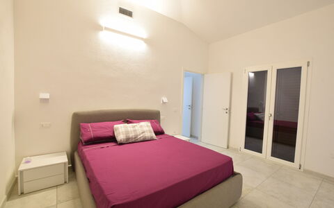 Villa Del Sole In Budoni Sea View: Meubilair, Eigendom, Comfort, Hout, Gebouw, Bed, Deur, Interieur Ontwerp, Flooring