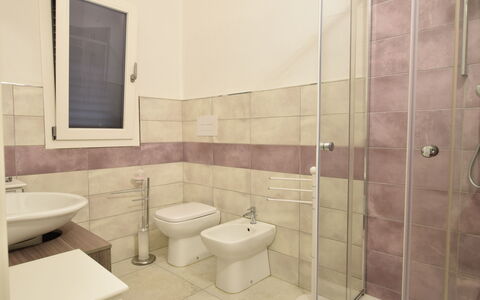Villa Del Sole In Budoni Sea View: Wc Bril, Badkamer, Purper, Toilet, Loodgieterswerkinrichting, Wastafel In De Badkamer, Interieur Ontwerp, Verdieping, Flooring, Gebouw