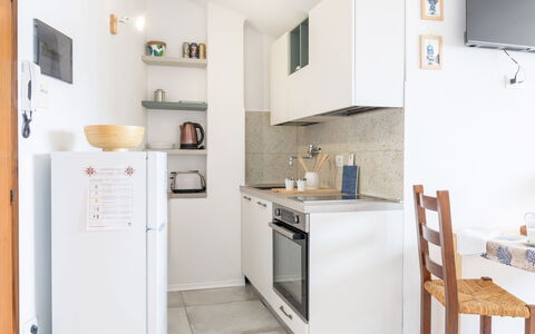 Conero Bluloft: Keuken, Meubilair, Major Appliance, Toestel Van De Keuken, Countertop, Interieur Ontwerp, Hout, Flooring, Cabinetry, Verdieping