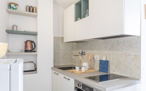 Conero Bluloft: Countertop, Keuken, Toestel Van De Keuken, Interieur Ontwerp, Cabinetry, Major Appliance, Flooring, Hout, Meubilair, Kamer