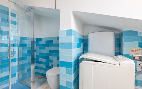 Conero Bluloft: Blauw, Flooring, Verdieping, Interieur Ontwerp, Loodgieterswerkinrichting, Tegel, Samengesteld Materiaal, Badkamer, Loodgieter, Toilet